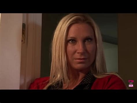 Un mec domine une blonde aux gros seins enchaînée dans la salle de bain XVIDEOS