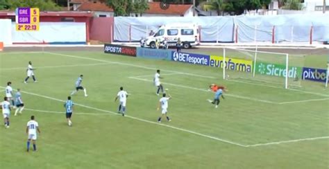 VÍDEO Zagueiro faz gol contra bizarro de canela em jogo do Grêmio na