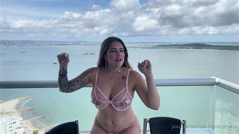 Sara Blonde Mamando En Un Yate En Medio Del Mar