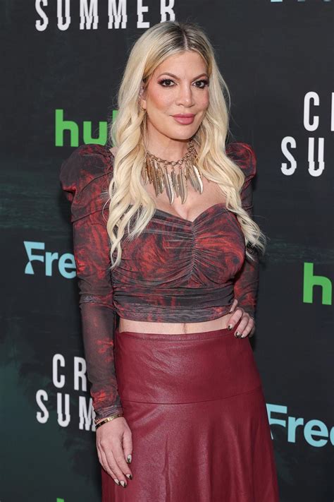 Lifes A Beach For Tori Spelling As She Spends A Day Seaside With Her