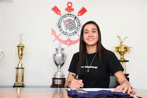 Corinthians Anuncia Zagueira Como Reforço Para A Equipe Feminina