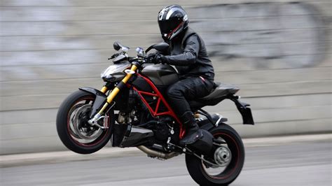 Những chiếc naked bike thứ dữ trên phân khối tại Việt Nam