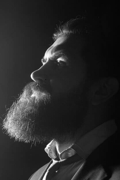 Homme barbu avec barbe barbe barbu concept de salon de coiffure gay ombre profil barbu mâle