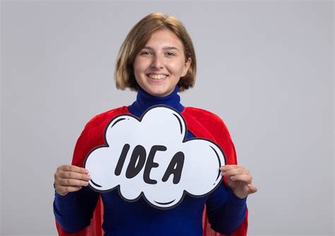 Souriante Jeune Fille De Super héros Blonde En Cape Rouge Tenant La Bulle D idée Isolée Sur Un