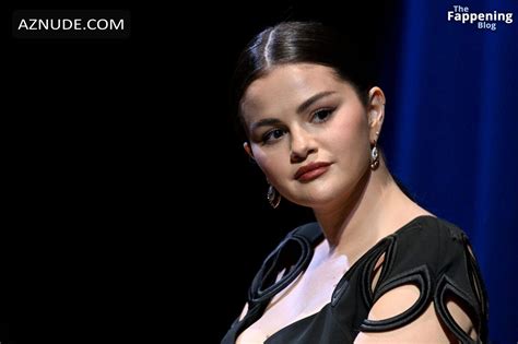 Selena Gomez Sexy Flaunts Her Hot Cleavage Wearing A Stunning Black