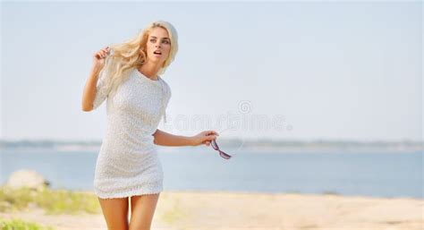 Belle Femme Blonde Sur La Plage Image Stock Image Du Mode Main 46139607