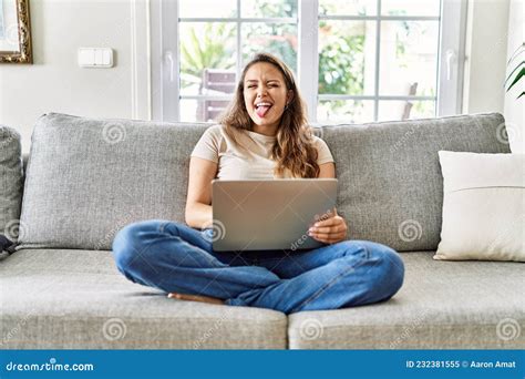 Sch Ne Junge Brunette Frau Sitzend Auf Dem Sofa Mit Computer Laptop Zu Hause Klebrig Zunge Mit