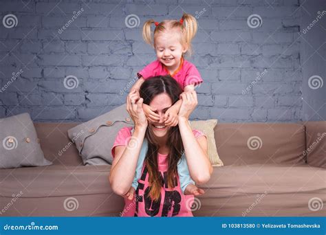 Een Jonge Slanke Mooie Moeder Met Haar Blonde Dochter Op Haar Schoudersspel Geniet Van En Stelt