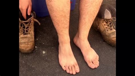 脱下工作靴 脱掉袜子 如果你喜欢那种东西可以闻一闻这双鞋 Pornhub Gay