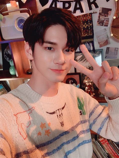 190304 Official Twitter Ong Seong Woo Pacar Pria Foto Sahabat Dan