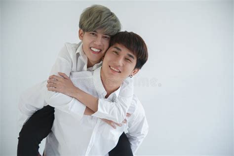 Jovem Casal Gay Asi Tico Atrativo Na Lgbt Que Anda De Costas E Abra Ando Beijos Na Sala Foto De