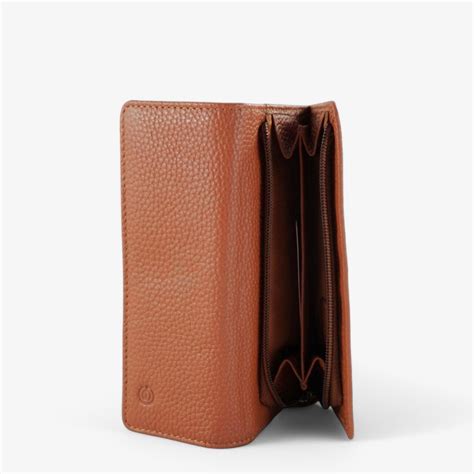 Brown leather wallet with RFID technology and organization | eFurs
