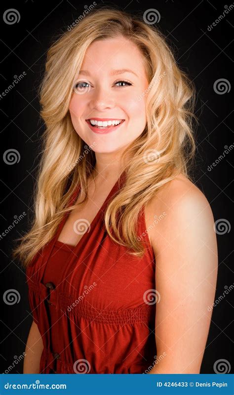 Schöne Blonde Dame in Einem Roten Kleid Stockbild Bild von kleidung frau 4246433