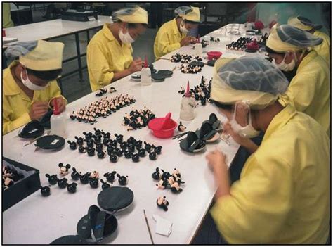 Photo Series of Chinese Toy Factory Workers – Moolf