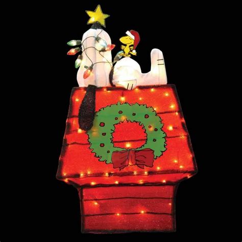 Snoopy Dog House With Christmas Lights : Snoopy Decorating His Dog ...