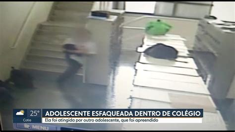 Vídeo mostra estudante fugindo após esfaquear colega em escola