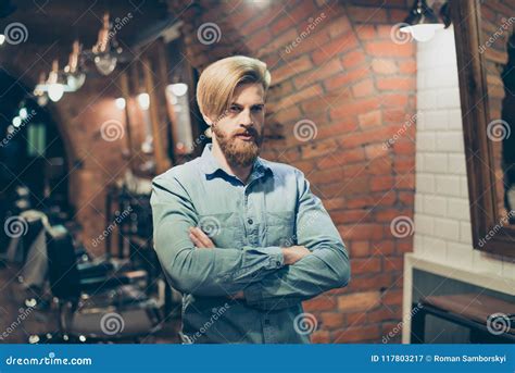 Sluit Omhoog Van Een Overweldigende Blik Van Een Rode Gebaarde Blonde Kerel Met Tren Stock