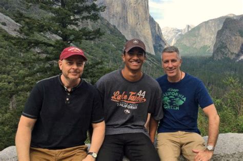 Kevin 20 anni fa trovato in metro da Pete e Danny Da allora è nostro figlio Gay it