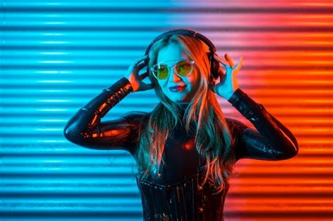 Premium Photo Modern Stylish Blonde Woman Using Headphones To Listening To Music