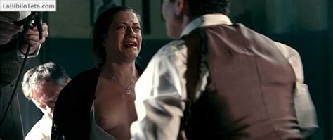 Naked María León Barrios in La Voz Dormida