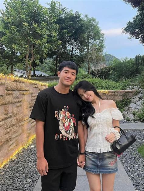 Vợ hot girl của Hà Đức Chinh khoe dáng xinh như mộng khi đi nghỉ dưỡng Hòa Minzy cũng phải