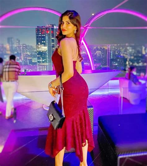 Bom Diggy Diggy Actor Sakshi Malik Leaves Netizens Smitten By Her Glamorous And Hot Looks