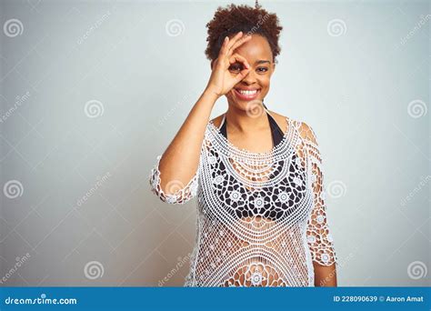 Joven Afroamericana Con El Pelo Afro Vestido Con Un Bikini Sobre Fondo Blanco Aislado Haciendo