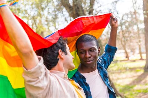 Casal Masculino Gay Multi Tnico Segurando Uma Bandeira Do S Mbolo Lgbt Do Arco Ris Sorrindo