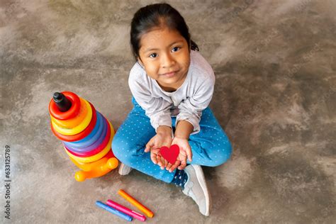 Ni A Latina Sonriente Y Feliz Sosteniendo En Sus Manos Un Coraz N De Papel Concepto De Amor