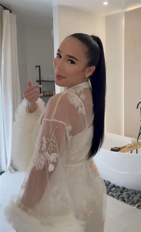 Jc In A Silky Sultry Jet Set Babe Vibe Look Slaylebrity