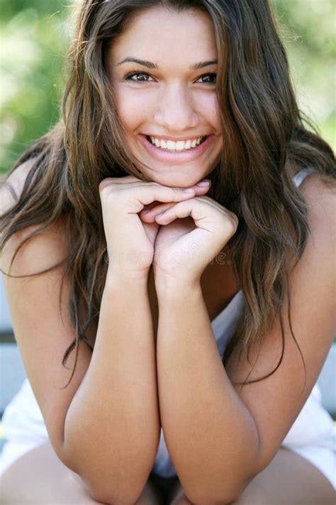 Verticale De Brunette Attirant Photo Stock Image Du Lifestyle Regarder 5532090