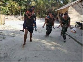 Jalin Kedekatan Bersama Anak Anak Tni Satgas Tmmd Main Bola Lelemuku