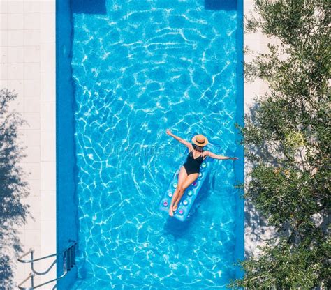Sexy Jeune Femme En Maillot De Bain Noir Bikini Dans Un Chapeau De Paille Et Lunettes De Soleil