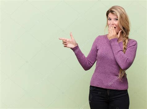 joven bonita latina sintiéndose feliz sorprendida y sorprendida cubriendo la boca con la mano