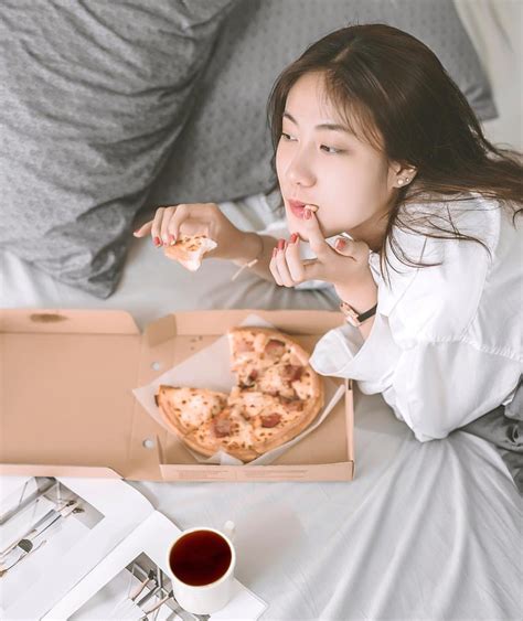 Không cần đi đâu xa chỉ tạo dáng trên giường thôi các hot girl Việt đã có ảnh sống ảo gợi cảm