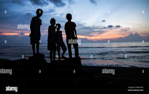 Jeunes garçons a la plage Banque de photographies et dimages à haute