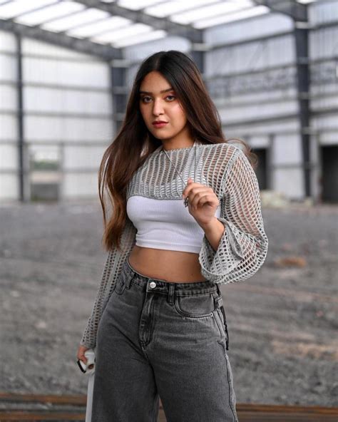 Disha Agarwal Hot Curvy Model Biography Height Net Worth Boyfriend Instagram More