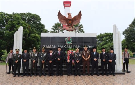 ziarah  tabur bunga warnai peringatan hari pahlawan    taman