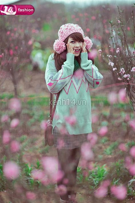 Ngắm các hot girl xinh lung linh pose ảnh bên hoa đào