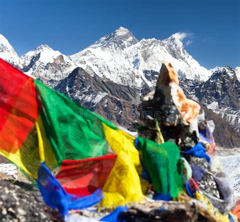 El Monte Everest Con Las Banderas Budistas Del Rezo Foto De Archivo