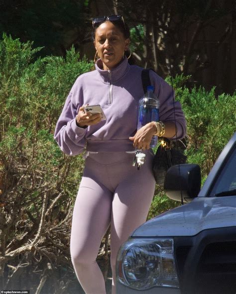 Moving On Tia Mowry Ditches Her Wedding Ring After Filing For Divorce Hot Lifestyle News