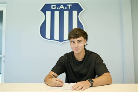 Santiago Fernández firmó su primer contrato profesional - Club Atlético