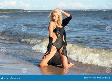 Seksowna Blondynka W Czarnym Bikini Zdjęcie Stock Obraz złożonej z osoba piasek