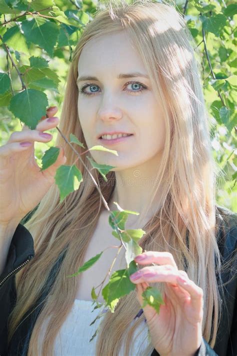 Fille Blonde Mignonne Photo Stock Image Du Renivellement