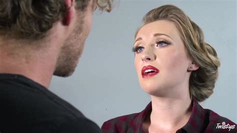 schöne Frau Harley Jade bekommt nach leidenschaftlichem Sex einen Mundvoll Sperma