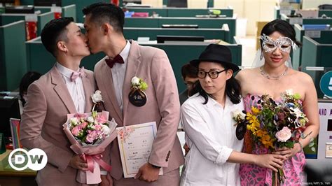 Taiwan Holds Asia S First Gay Wedding DW
