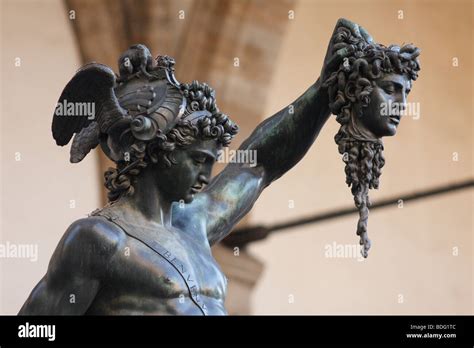 Cellini La Estatua De Perseo Con La Cabeza De Medusa Loggia De La