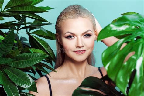 Mujer Joven En Bikini Azul En Fondo Azul Imagen De Archivo Imagen De Feliz Atractivo