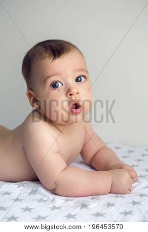 Naked Child 图片和照片免费试用 Bigstock