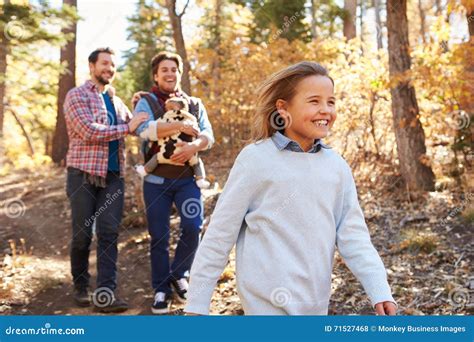 Coppie Maschii Gay Con I Bambini Che Camminano Attraverso Il Terreno Boscoso Di Caduta